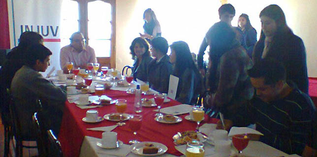 Jóvenes de Yungay comparten con autoridad regional en Desayuno Público de Injuv Bío Bío y el infocentro de la comuna.